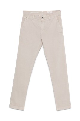 light-grey-jeans-with-beige-button-fly