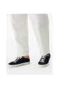 sneaker-bleu-avec-semelle-contrastante