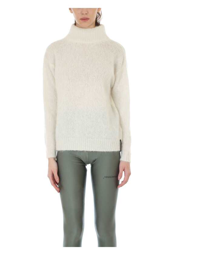 pull-en-mohair-a-col-haut-en-blanc