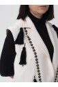 gilet-blanc-en-laine-avec-pompons