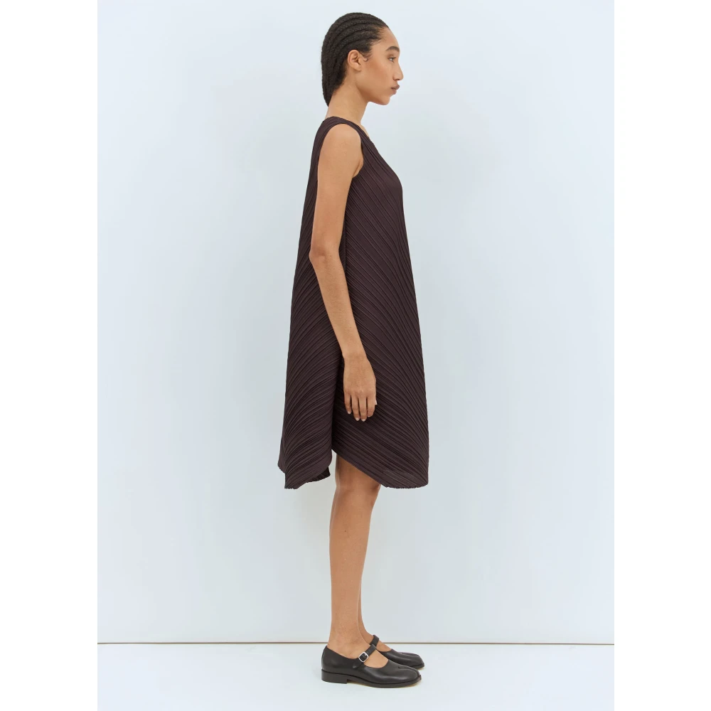 Issey Miyake Geplooide V-hals Midi Jurk Brown Dames