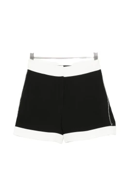 Shorts med kontrastkant och kedjedetalj