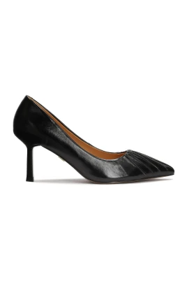 Svarta pumps med en veck