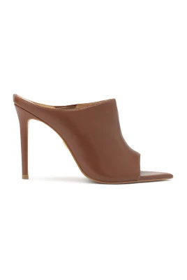 Bruna flip-flops med smal klack och spetsig näsa