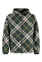 veste-a-capuche-en-tissu-technique