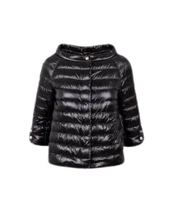 cape-noire-avec-style-en-forme-dand-39-oeuf