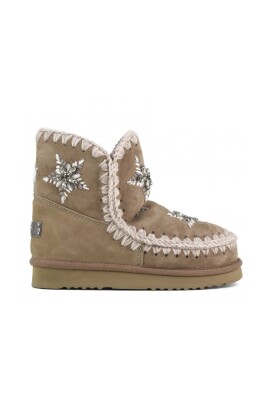 handgjorda-eskimo-stovlar-med-blommigt-broderi