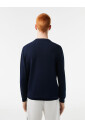 pull-bleu-en-coton-avec-col-en-v-et-logo-brode