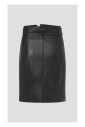 jupe-courte-effet-cuir-moderne-et-audacieuse