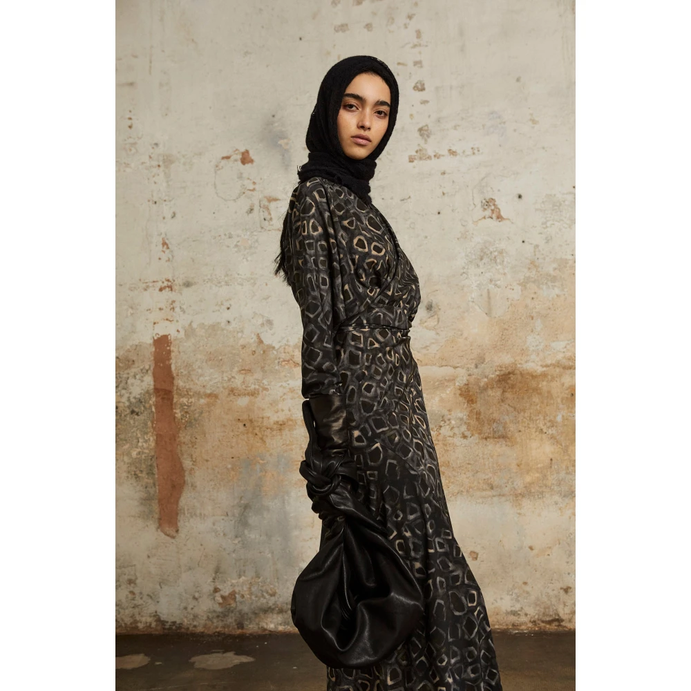 Cortana Zijden Yasu Print Lange Jurk Black Dames