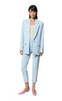 tailleur-avec-blazer-et-pantalons-raccourcis