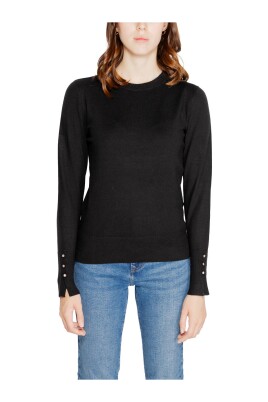 pull-noir-col-rond-tricote