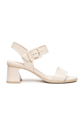 stiliga-sandaler-med-spanne-detalj