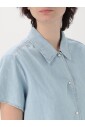 chemise-en-denim-bleu-coupe-decontractee