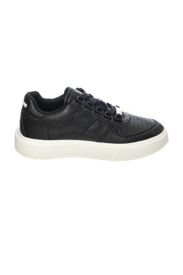 baskets-a-lacets-en-cuir