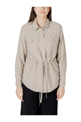 klassisk-beige-blazer-med-fickor