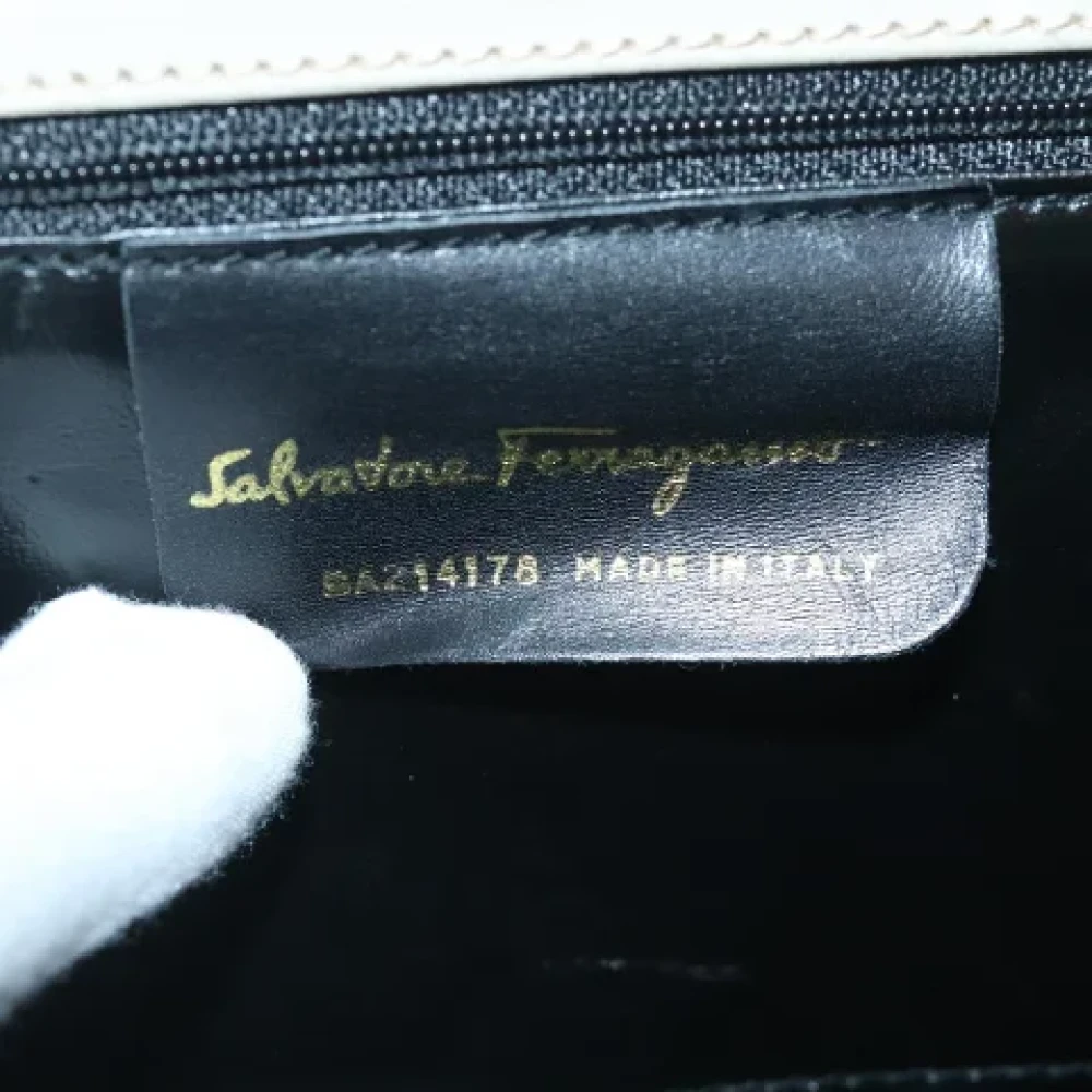 Salvatore Ferragamo Pre-owned Suede handbags Gray Dames