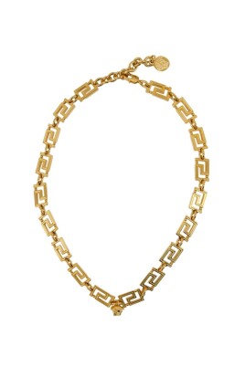 gold-metal-necklace-with-closure-clasp