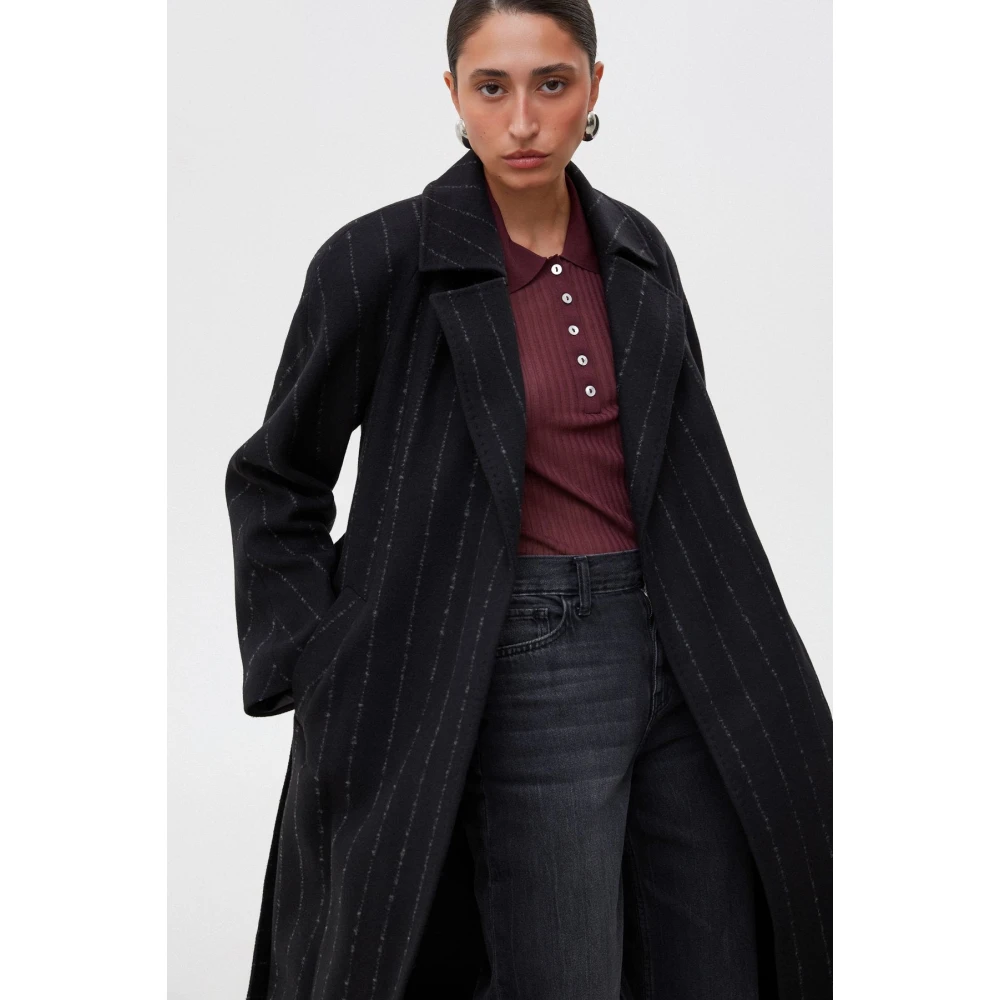 Estro Lange Zwarte Gestreepte Mantel Met Riem Black Dames