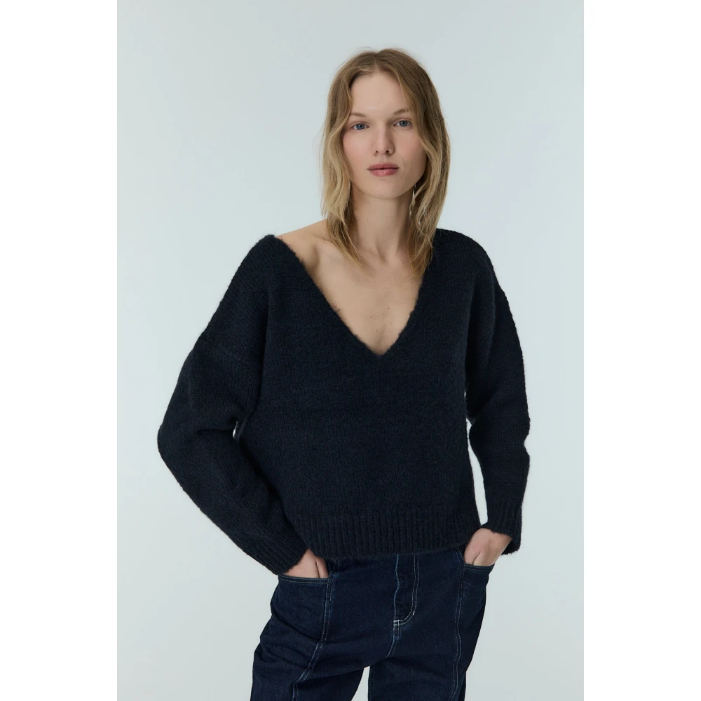 The New Society Midnight Navy V-Neck Jumper Blue Dames