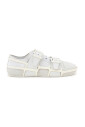 sneaker-en-toile-blanche-avec-semelle-en-caoutchouc