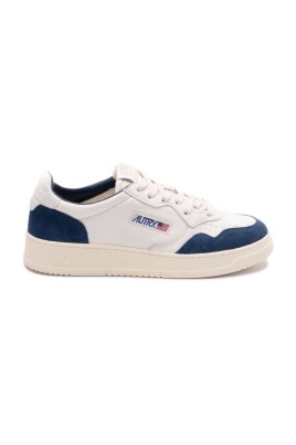 sneakers-blanches-design-elegant-semelle-plate