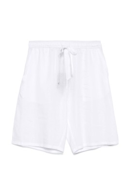 white-shorts-for-a-stylish-look