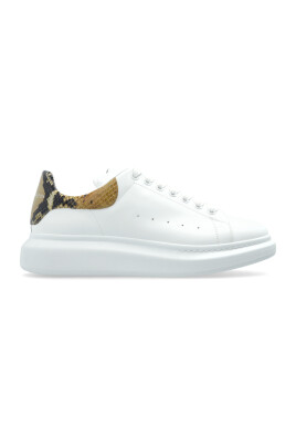 sports-shoes-with-logo
