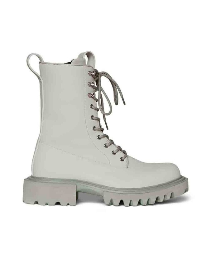 bottes-de-combat-en-couleur-ciment