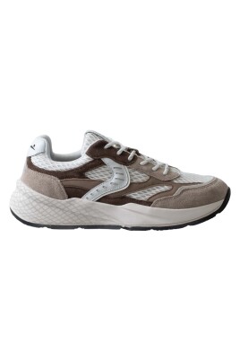 stilfulde-sneakers-med-hojtydende-materialer