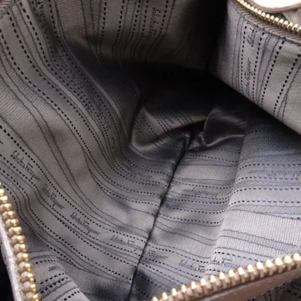 Salvatore Ferragamo Pre-owned Leather totes Gray Dames