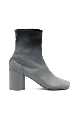 chaussures-grises-a-bout-tabi-et-talon-massif