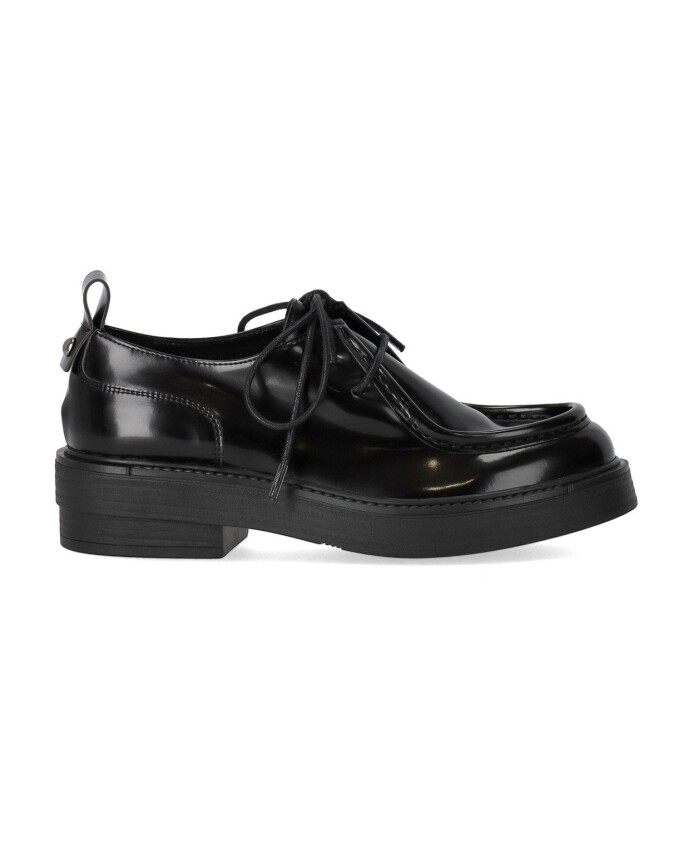 zwarte-vetersneaker-met-stud-detail