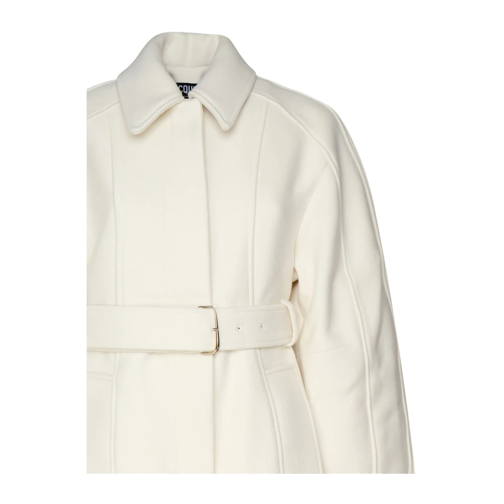Jacquemus Roomkleurige jas met drukknopen Beige Dames