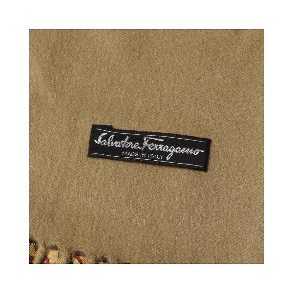 Salvatore Ferragamo Pre-owned Cashmere scarves Beige Dames