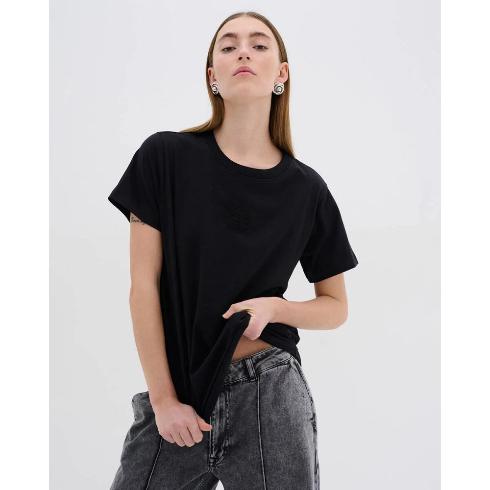 My Essential Wardrobe Seattle Logo Embroidered Tee Black Dames