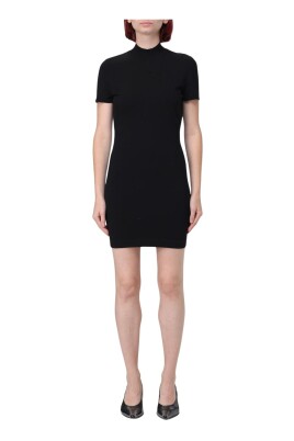 elegante-robe-mini-noire-avec-details-froisses