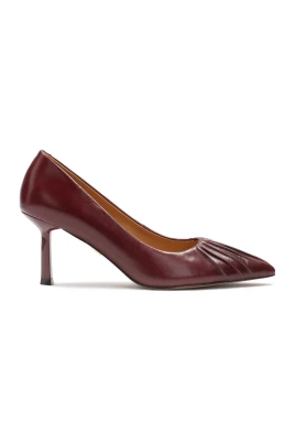 Maroon pumps med en slående inkniv på näsan