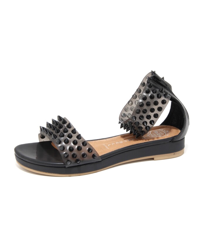 sandales-cloutees-a-talon-bas