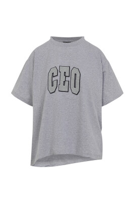 grey-t-shirt-stylish-casual-outing-layering