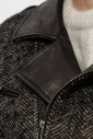 veste-de-moto-a-epaules-exagerees