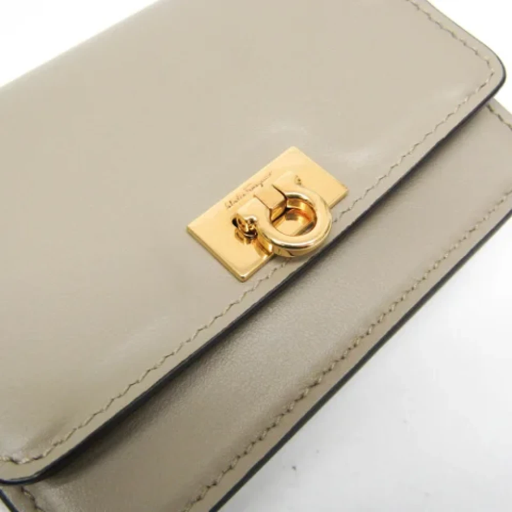 Salvatore Ferragamo Pre-owned Leather shoulder-bags Beige Dames
