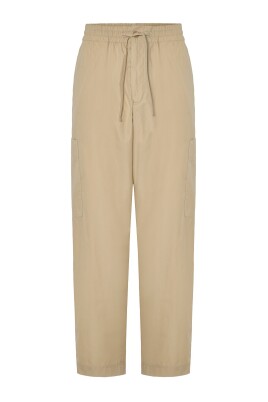 pantalon-beige-avec-cinq-poches