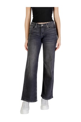 black-zip-jeans-with-pockets