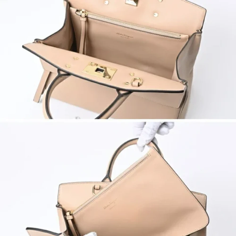 Salvatore Ferragamo Pre-owned Leather handbags Beige Dames