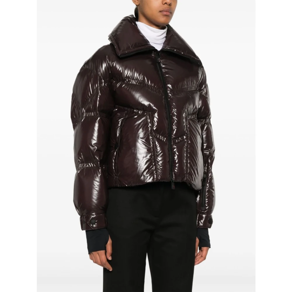 Moncler Korte Bourgondische Nylonjas met Veren Vulling Brown Dames
