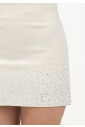 jupe-courte-beige-avec-applications-de-strass