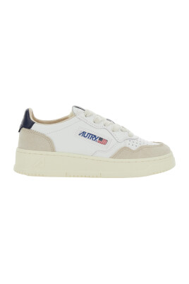 sneakers-blanches-basses-avec-patch-logo