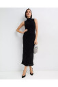 robe-maxi-noire-avec-design-en-dentelle