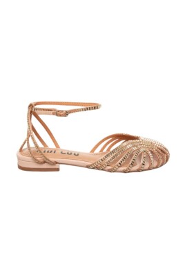platt-juvel-sandal-i-naken-lader